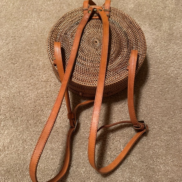 Handmade Indonesian Ata Grass Circle Rattan Backpack with Batik Lining - Picture 4 of 5